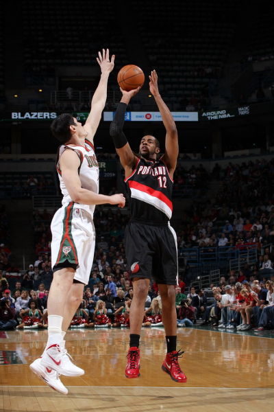 中场争夺尤 中场争夺尤